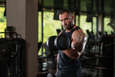 Sakallı adam egzersiz pazı Dumbbells ile