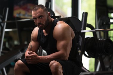 Tezgah dinlenme vücut geliştirmeci