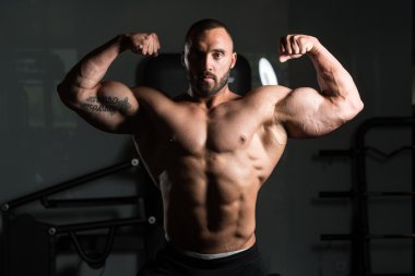 spor salonunda poz vücut geliştirmeci adam