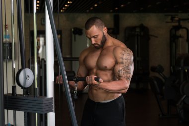 Pazı egzersiz kablosu ile