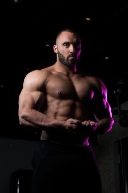 spor salonunda poz vücut geliştirmeci adam