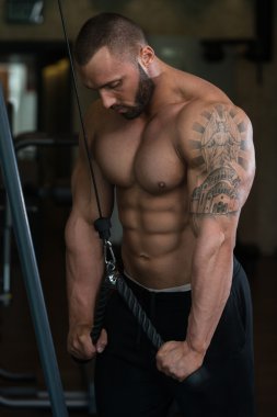 Vücut geliştirmeci egzersiz Triceps kabloları ile