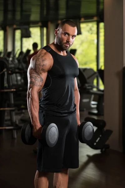 Fitness Muscle Man Ejercicio de bíceps con cascabeles — Foto de Stock