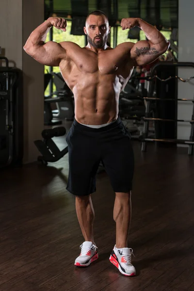 Culturista posando en el gimnasio —  Fotos de Stock