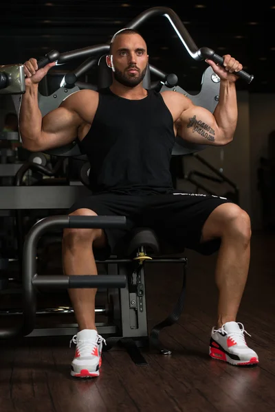 Exercício do halterofilista para trás na máquina — Fotografia de Stock