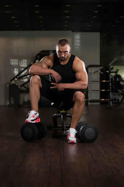 Bodybuilder reposant sur le banc — Photo