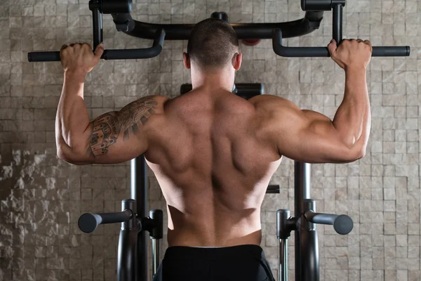 Bodybuilder Exercise Back On Machine — Stock Photo, Image