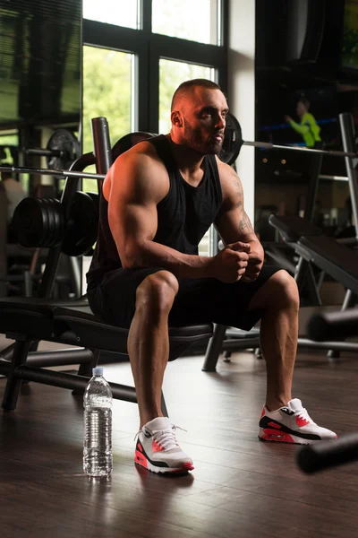 Culturista che riposa in palestra — Foto Stock