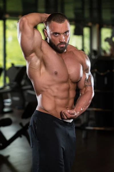 Starker Bodybuilder mit perfektem Bauch — Stockfoto