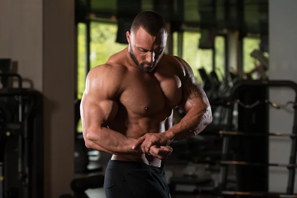 Bodybuilder posant dans la salle de gym — Photo