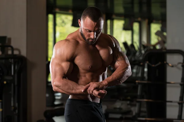 Culturista posando en el gimnasio —  Fotos de Stock