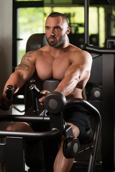 Exercice Bodybuilder Retour sur la machine — Photo