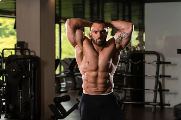 Bodybuilder posant dans la salle de gym — Photo