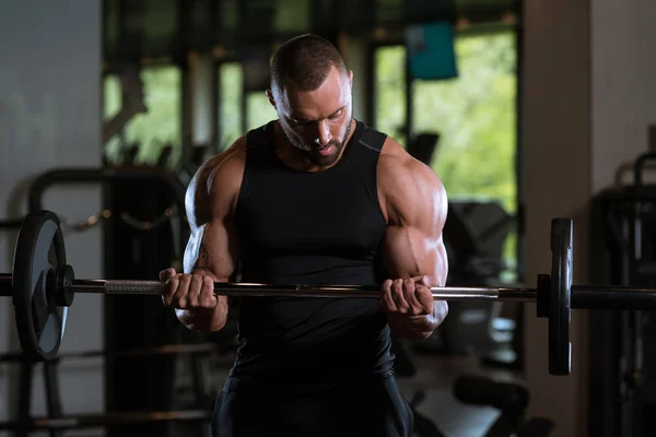 Biceps cvičení fitness svalů člověka s činka — Stock fotografie