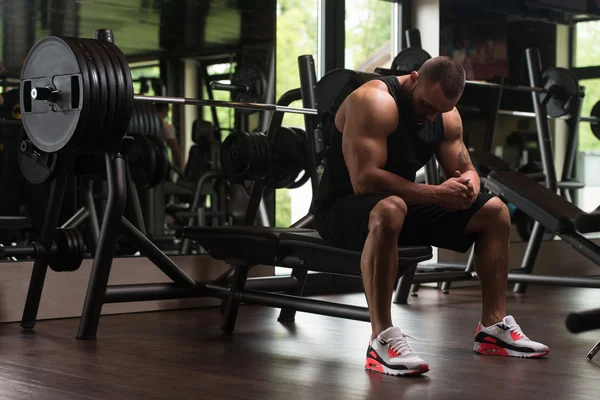 Culturista che riposa in palestra — Foto Stock