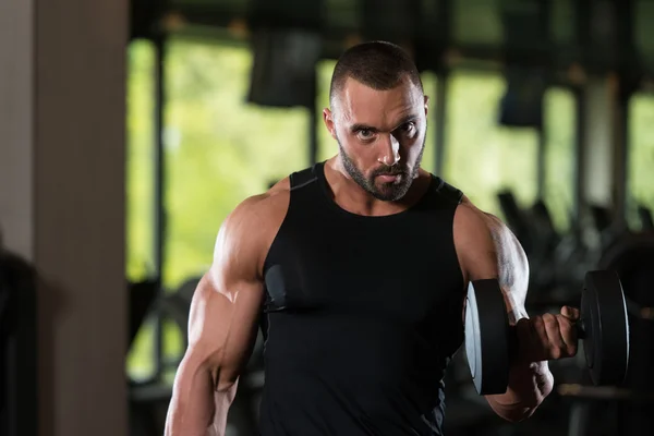 Oefening Biceps van de Man van de baard met halters — Stockfoto