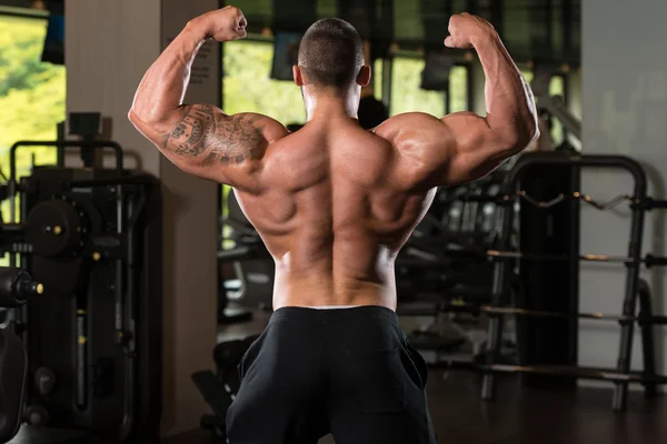 Vista posteriore di un body builder — Foto Stock