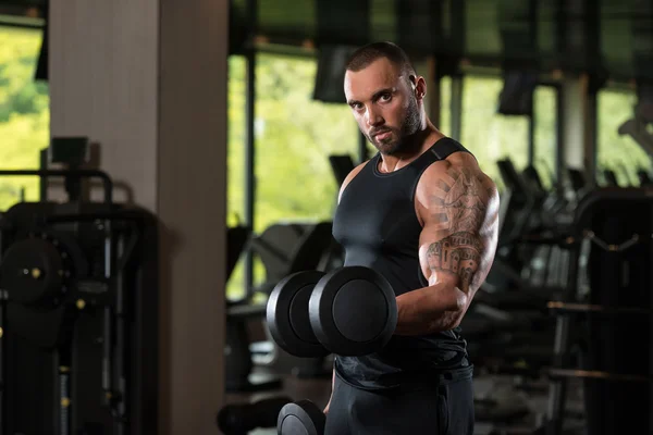 Fitness muskel Man motion Biceps med hantlar — Stockfoto