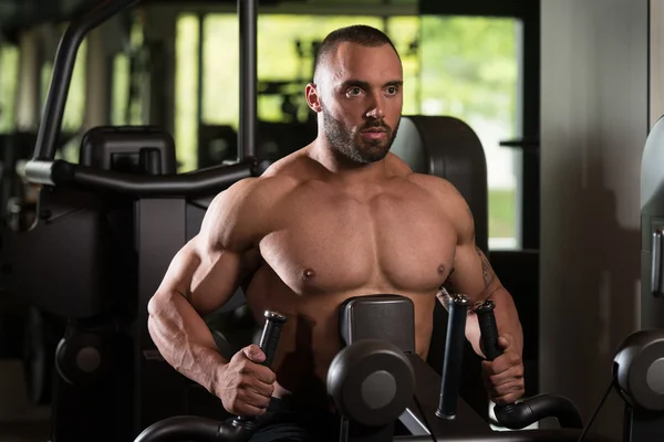 Big Man Übung zurück auf Maschine — Stockfoto