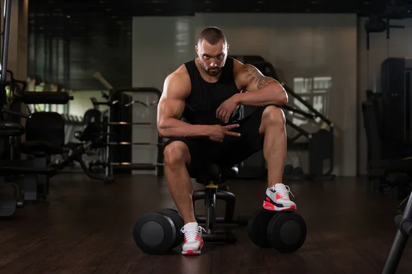 Homme musculaire reposant sur le banc — Photo