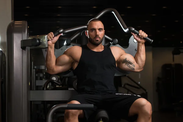 Fitness muscolare uomo Esercizio di nuovo sulla macchina — Foto Stock