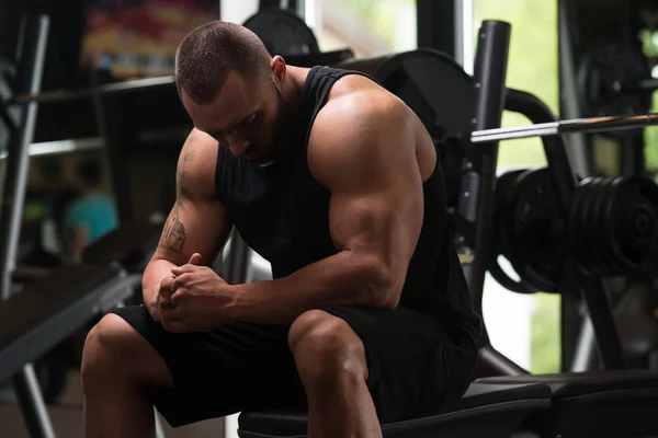 Muscular Man Resting On The Bench — Stock Photo, Image