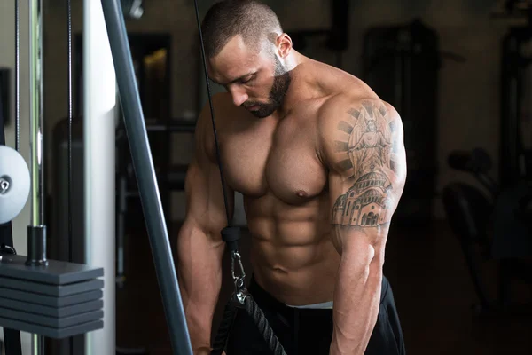 Gros homme exercice triceps sur la machine — Photo