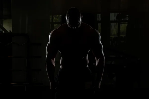 Siluet Bodybuilder Man poseren In de sportschool — Stockfoto