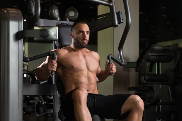 Brusttraining auf dem Gerät — Stockfoto