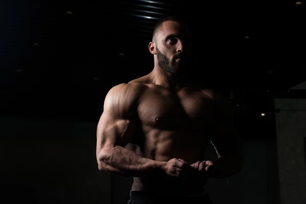 Modelo masculino musculoso posando en el gimnasio —  Fotos de Stock