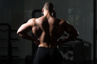 spor salonunda poz vücut geliştirmeci