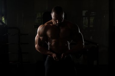 spor salonunda poz vücut geliştirmeci