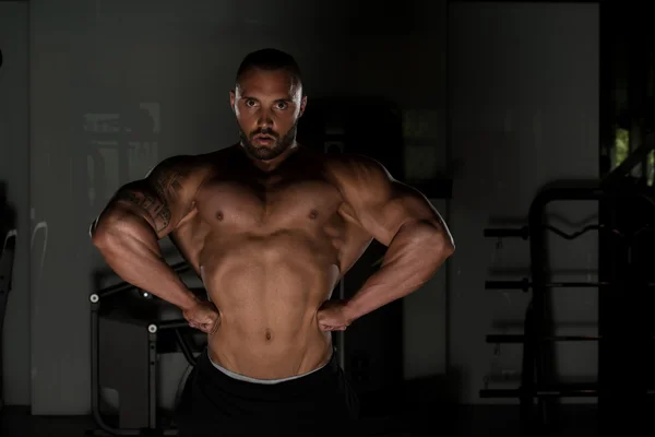 Bodybuilder Man Posing In The Gym — Stock Photo, Image