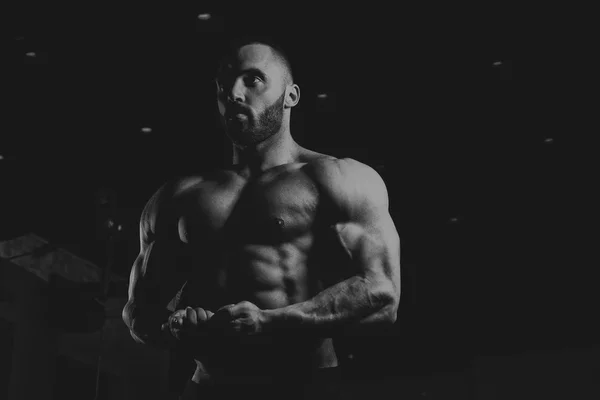 Bodybuilder posant dans la salle de gym — Photo