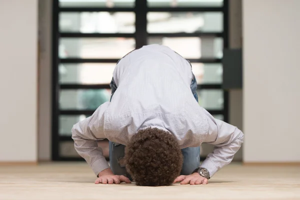 Religiöser muslimischer Mann betet — Stockfoto