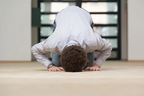 Islamic Man Praying In Mosque — Stock Photo, Image