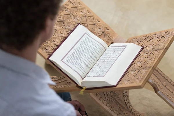 Vit muslimska killen Reading Koranen — Stockfoto