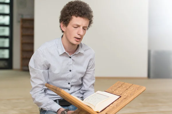 Religiös Muslim Man läsa Koranen — Stockfoto