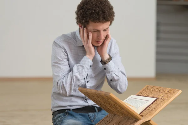 Müslüman Guy Reading Kur'an beyaz — Stok fotoğraf