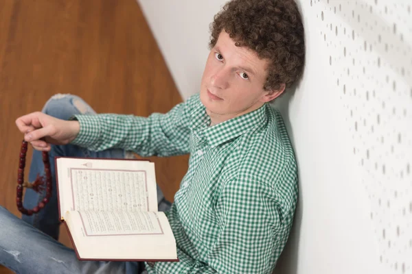 Religiöser muslimischer Mann beim Lesen des Korans — Stockfoto