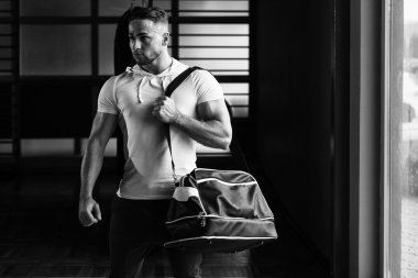 Spor çantası ile genç adam