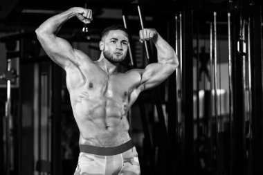 sağlıklı, kaslı, genç bir adam portresi