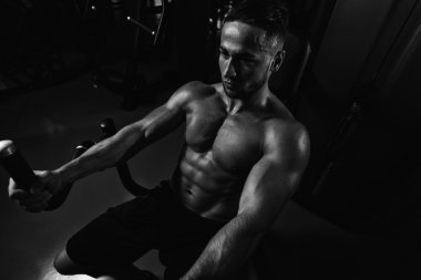 göğüs için ağır egzersiz yapan genç erkek