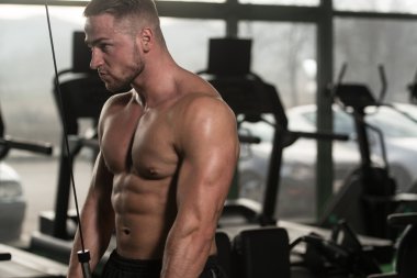 Kablosu ile Triceps için ağır egzersiz yaparak vücut geliştirmeci