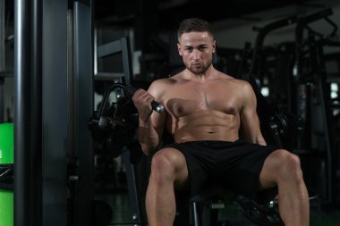 Pazı egzersiz bir spor salonunda