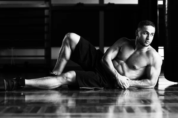 Aantrekkelijke jonge Man rust In de sportschool na oefening — Stockfoto