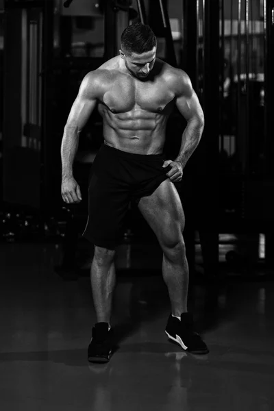 Retrato de un joven musculoso físicamente en forma — Foto de Stock