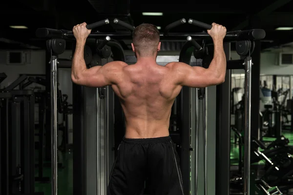 Manliga Bodybuilding idrottsman gör Pull Ups — Stockfoto