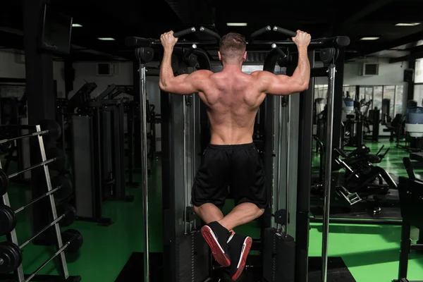 Vücut geliştirmeci Pull ups en iyi sırt egzersizleri yapıyor — Stok fotoğraf