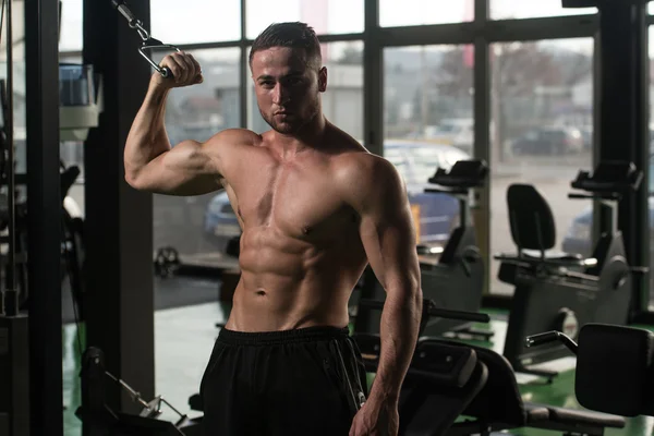 Jonge man doet zware gewicht oefening voor biceps — Stockfoto